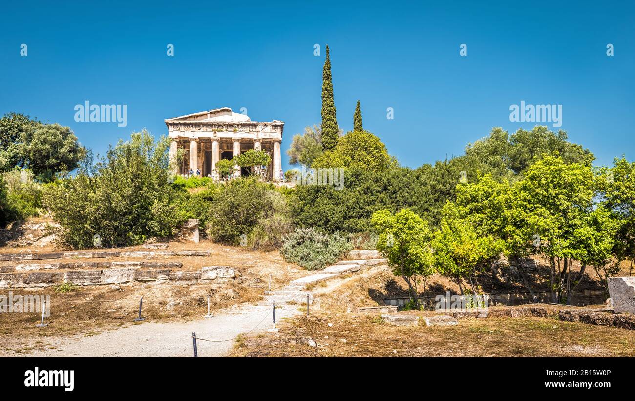Tempel des Hephaestus in der Agora, Athen, Griechenland. Es ist eines der wichtigsten Wahrzeichen Athens. Panoramaaussicht auf die antiken griechischen Ruinen in Atthe Stockfoto
