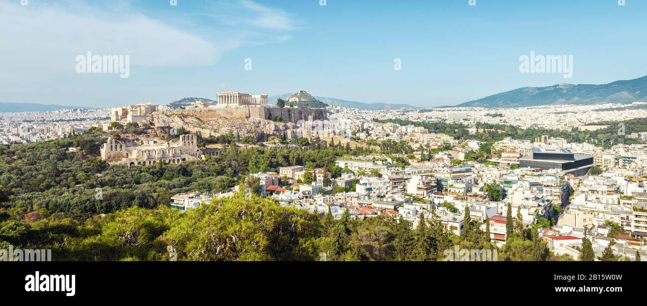 Luftpanorama von Athen mit Akropolis-Hügel, Griechenland. Die berühmte Akropolis ist das wichtigste Wahrzeichen Athens. Panorama-Panorama der Stadt Athen von Abov Stockfoto