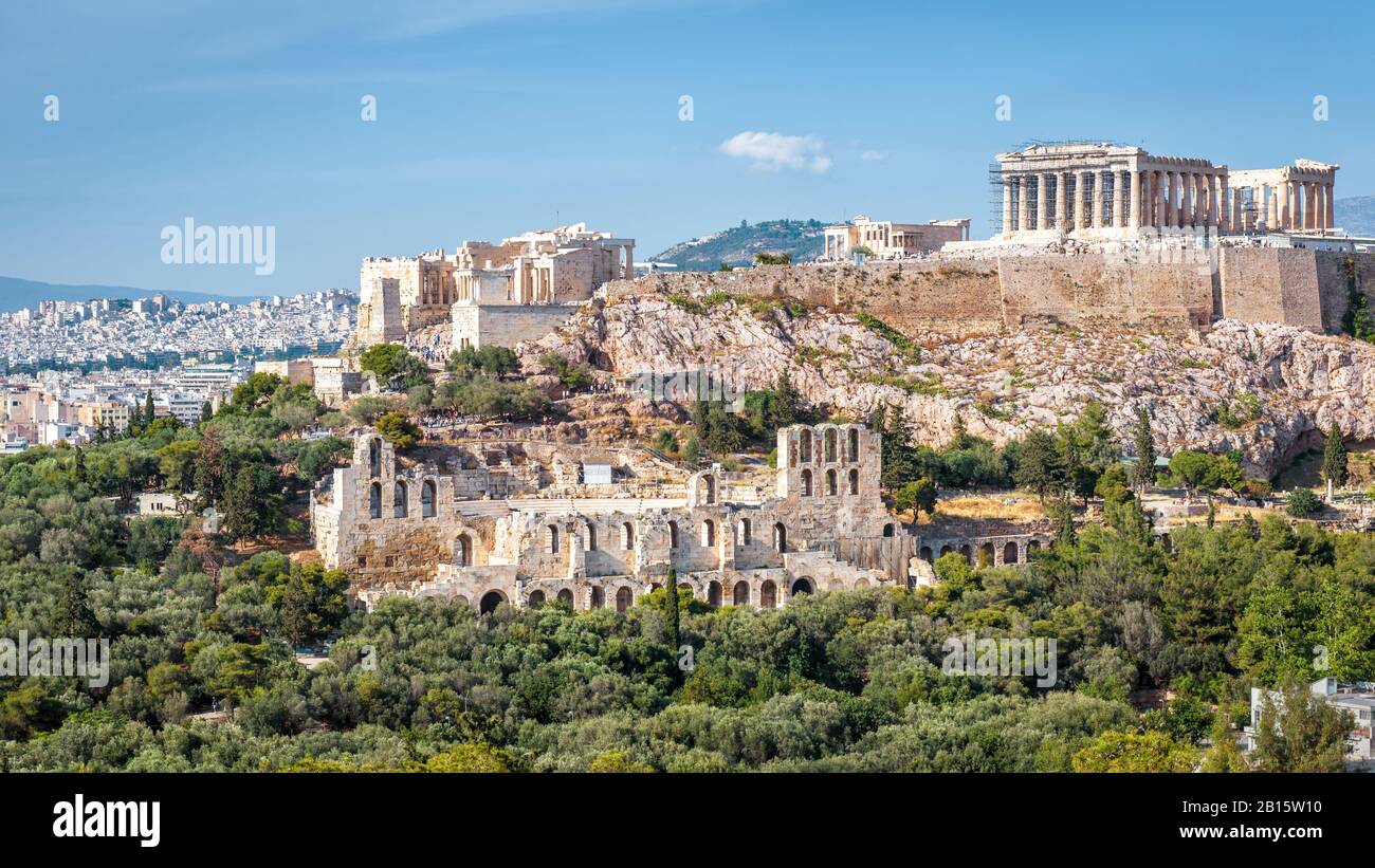 Panoramablick auf die Akropolis, Athen, Griechenland. Der altgriechische Parthenon auf dem Akropolishügel ist das wichtigste Wahrzeichen Athens. Panorama der berühmten Stockfoto