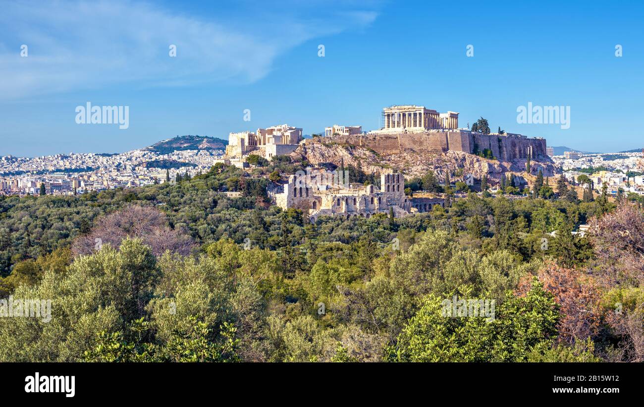 Panoramablick auf die Akropolis in Athen, Griechenland. Der altgriechische Parthenon auf dem Akropolishügel ist das wichtigste Wahrzeichen Athens. Panorama-Panorama von ci Stockfoto