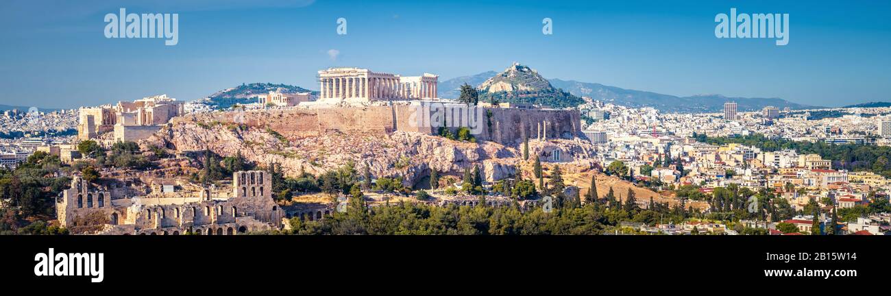Panorama von Athen mit dem Akropolis-Hügel, Griechenland. Die berühmte Akropolis ist ein Wahrzeichen Athens. Schöne Aussicht auf die Stadt Athen im Sommer. Stadtbild Stockfoto