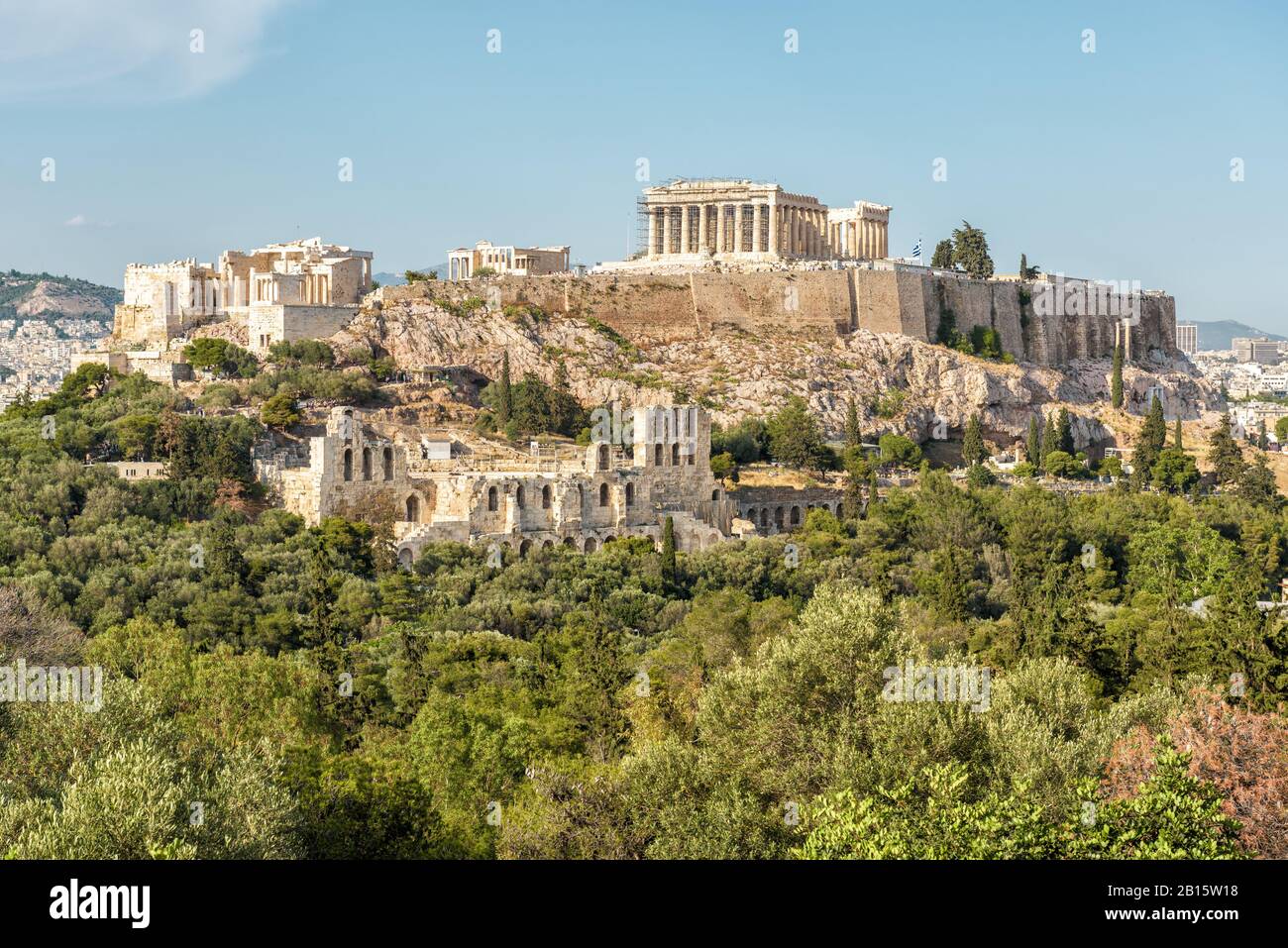 Panorama der Akropolis, Athen, Griechenland. Der altgriechische Parthenon auf dem Akropolishügel ist das wichtigste Wahrzeichen Athens. Kulisse der berühmten Ruinen i. Stockfoto