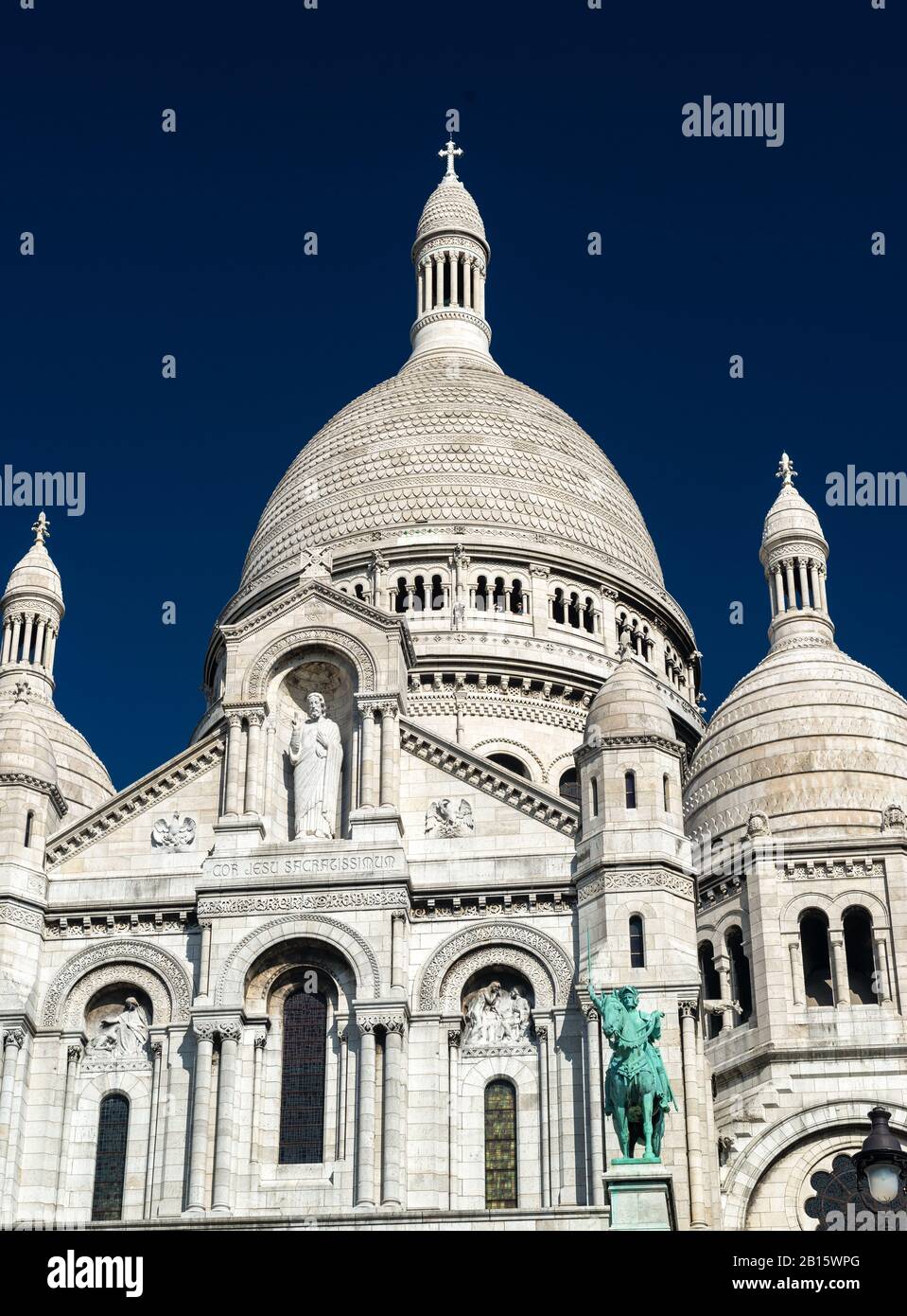 Die Basilika des Heiligen Herzens von Jesus (Basilique du Sacré-Coeur) auf Montmartre-Hügel, Paris Stockfoto Die Basilika des Heiligen Herzens von Jesus (Basilique du Sacré-Coeur) auf Montmartre-Hügel, Paris Stockfoto