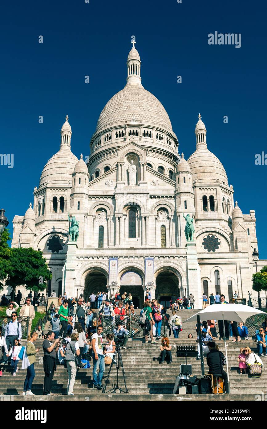 Paris - 24. SEPTEMBER: Touristen besuchen die Basilika des Heiligen Herzens (Basilique du Sacre-Coeur) am 24. september 2013. Ein beliebter Meilenstein, die Basi Stockfoto