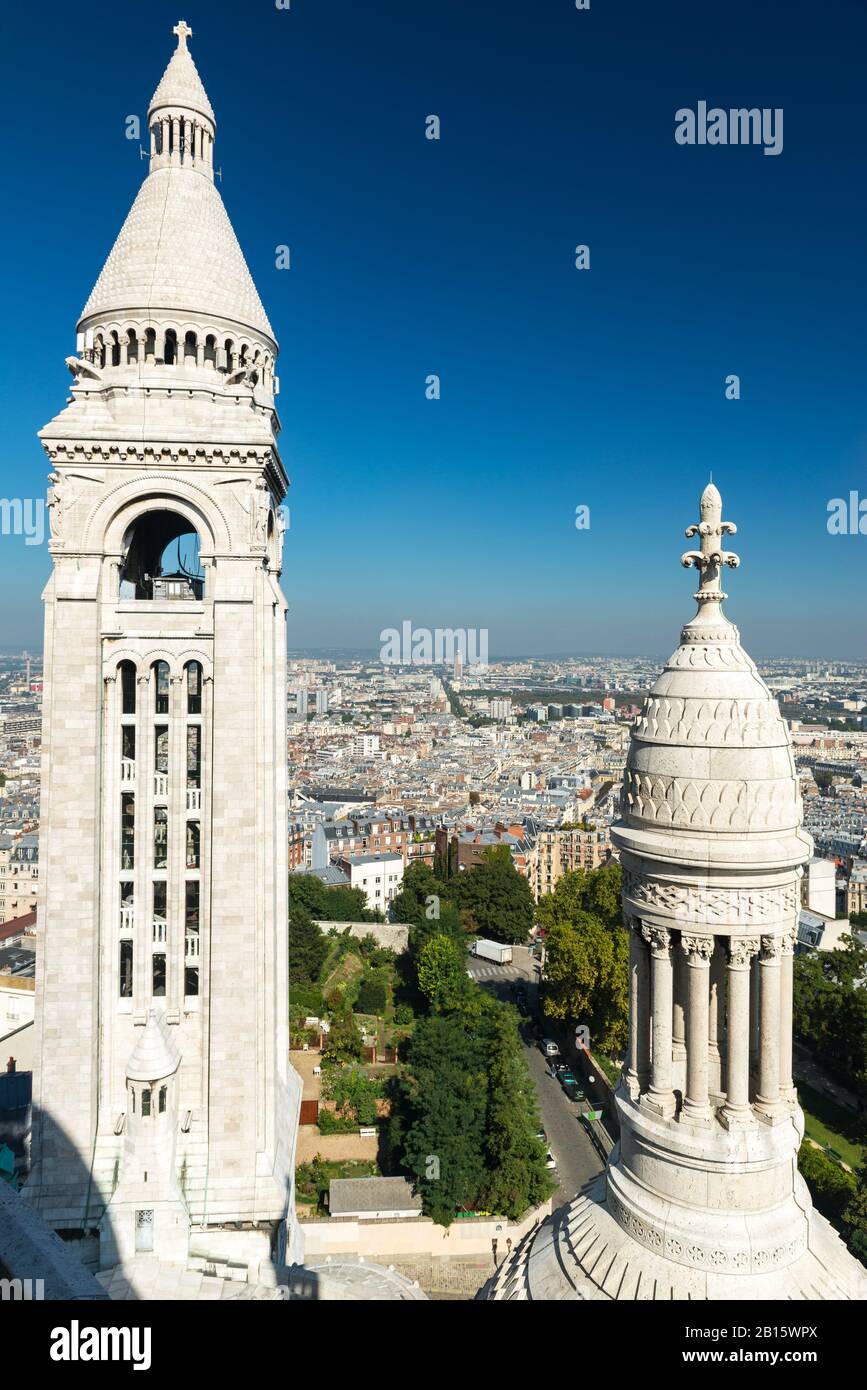 Die Basilika des Heiligen Herzens von Jesus (Basilique du Sacré-Coeur) auf Montmartre-Hügel, Paris Stockfoto Die Basilika des Heiligen Herzens von Jesus (Basilique du Sacré-Coeur) auf Montmartre-Hügel, Paris Stockfoto