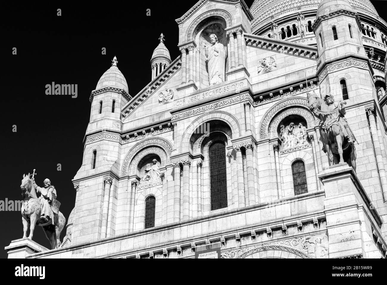 Die Basilika des Heiligen Herzens von Jesus (Basilique du Sacré-Coeur) auf Montmartre-Hügel, Paris Stockfoto