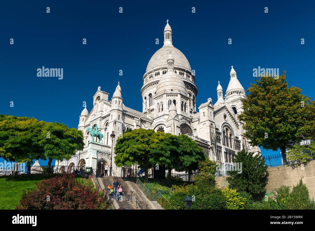 Paris - 24. SEPTEMBER: Touristen besuchen die Basilika des Heiligen Herzens (Basilique du Sacre-Coeur) am 24. september 2013. Ein beliebter Meilenstein, der BAS Stockfoto