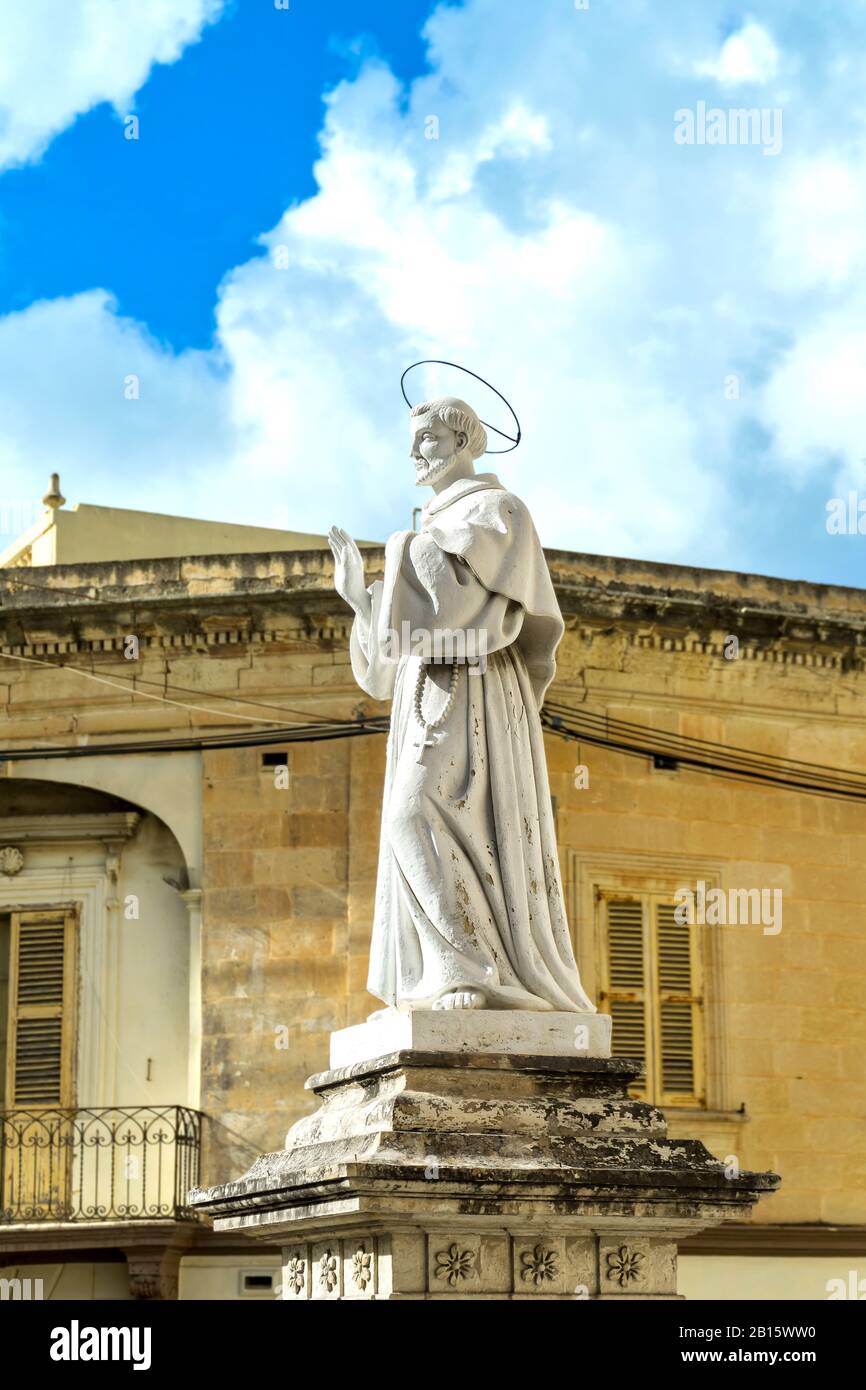 Malta, St. Paul's Bay: Statue des heiligen Paulus, einer der zwölf Apostel, vor der Pfarrkirche unserer Lieben Frau von Leiden. Stockfoto