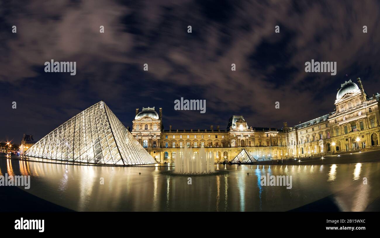 Paris - 25. SEPTEMBER: Louvre in der Nacht zum 25. september 2013 in Paris. Der Louvre ist eines der größten Museen der Welt und eines der bedeutendsten Museen der Welt Stockfoto