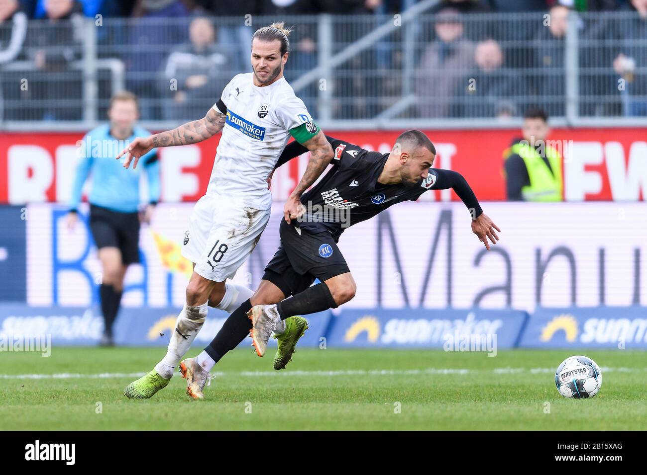 Burak Camoglu (KSC) in Duellen mit Dennis Diekmeier (Sandhausen). Fußball / 2. Bundesliga: SV Sandhausen - Karlsruher SC, 23.02.2020 Fußball / Fußball: 2. Bundesliga: SV Sandhausen vs KSC, Sandhausen, 23. Februar 2020 Einsatz weltweit Stockfoto