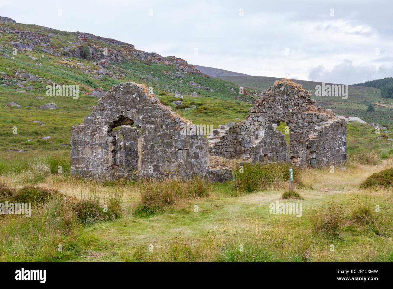 Ruinen eines Steingebäudes in der Nähe der Glendasan Valley Lead Mines, Co. Wicklow, Irland. Stockfoto