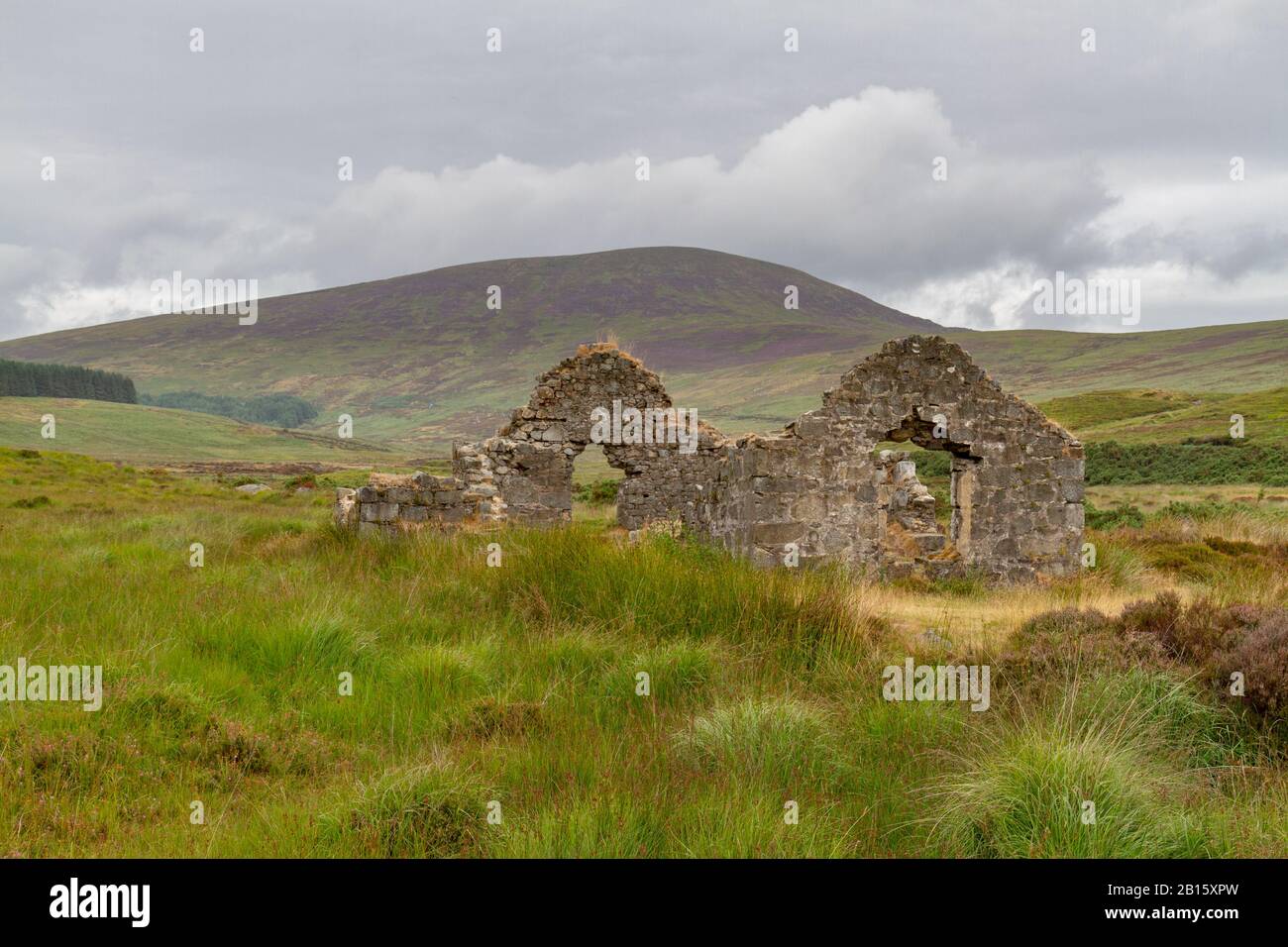 Ruinen eines Steingebäudes in der Nähe der Glendasan Valley Lead Mines, Co. Wicklow, Irland. Stockfoto