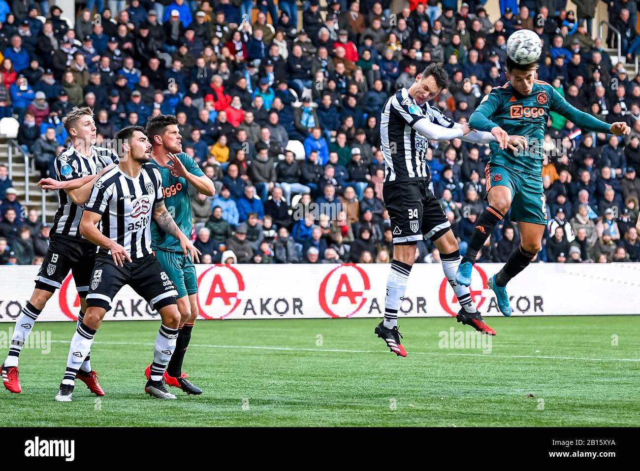 Almelo, 23-02-2020, Erve Asito Stadium, Saison 2019/2020, Niederländische Fußball-Wahlredivisie, Heracles - Almelo. Heracles-Spieler Jeff Hardeveld (L), Ajax-Spieler Lisandro Martinez (R) Credit: Pro Shots/Alamy Live News Stockfoto