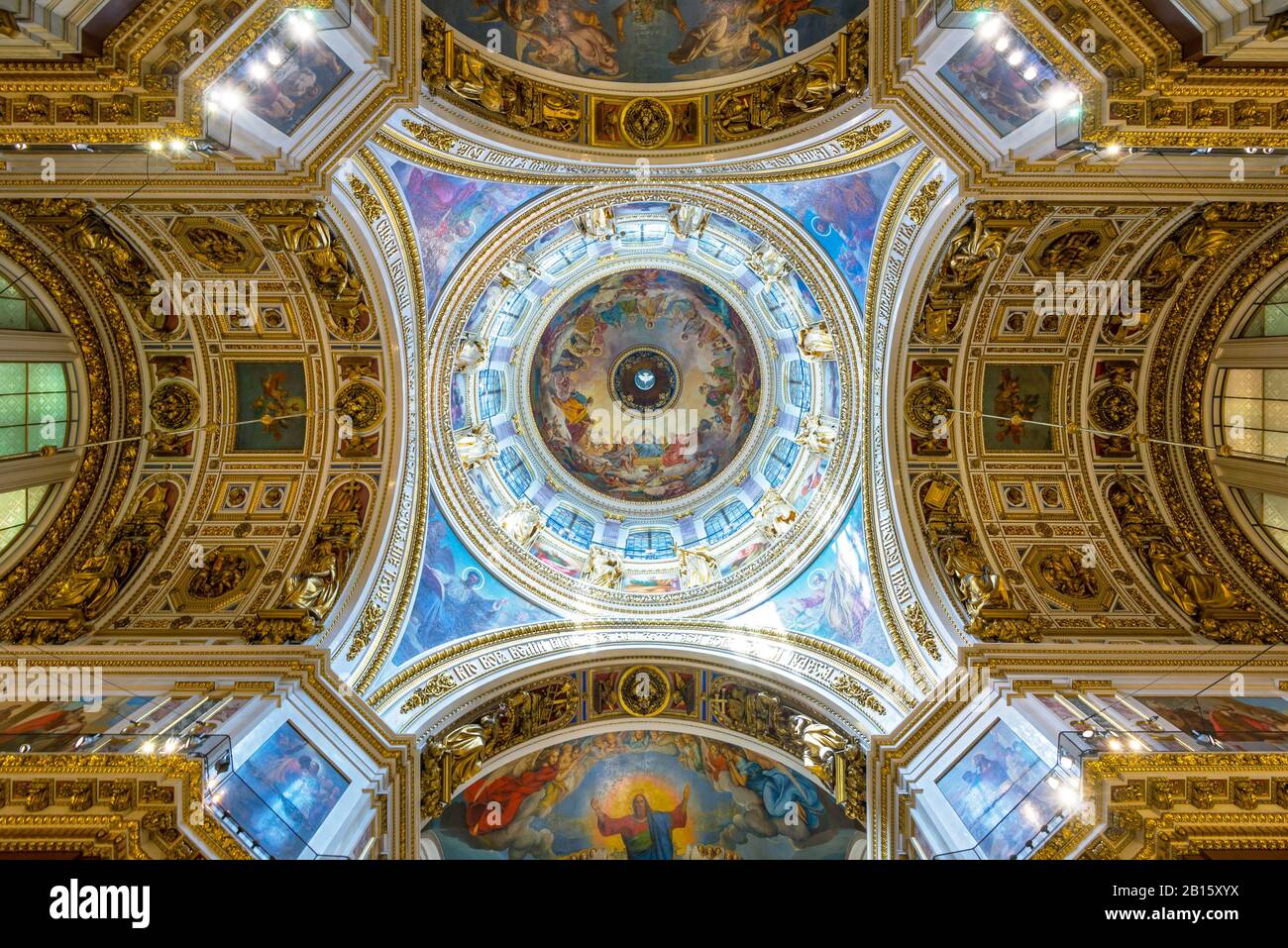 Innenansicht der Kathedrale von Sankt Isaac in Sankt Petersburg, Russland. Decke und Kuppel. Stockfoto