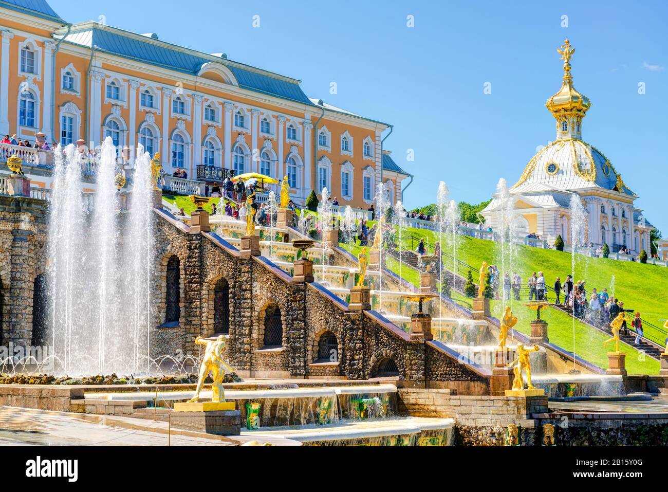 Sankt PETERSBURG, RUSSLAND - 15. JUNI 2014: Schloss Peterhof mit Grand Cascade. Das Peterhof-Schloss ist in die Liste des UNESCO-Welterbes aufgenommen worden. Stockfoto