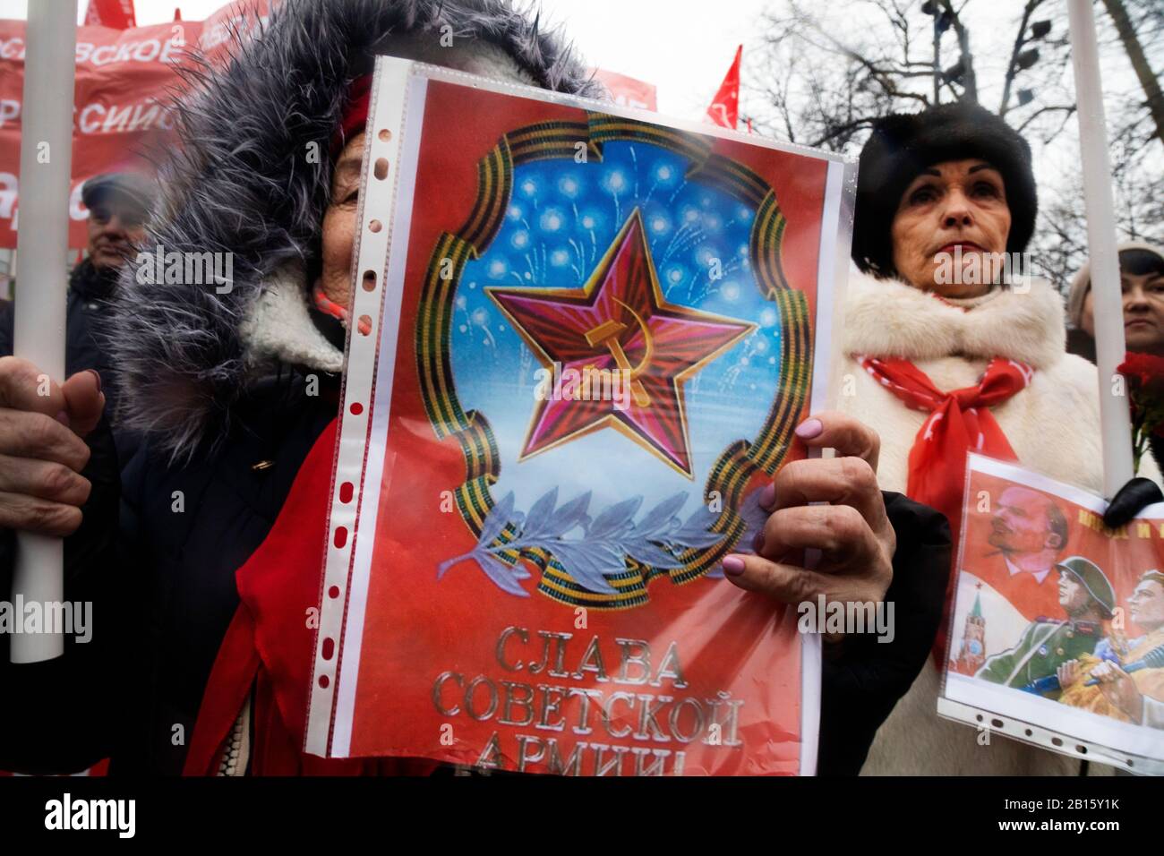 Moskau, Russland. Februar 2020 Teilnehmer einer Kundgebung und eines marsches in Zentral-Moskau anlässlich des 102. Jahrestages der Gründung der sowjetischen Roten Armee und der sowjetischen Marine. Eine Frau hält Plakat mit der sowjetischen Propaganda, die dem Tag der sowjetischen Armee gewidmet ist, mit der Aufschrift "Ruhm der sowjetischen Armee" Stockfoto