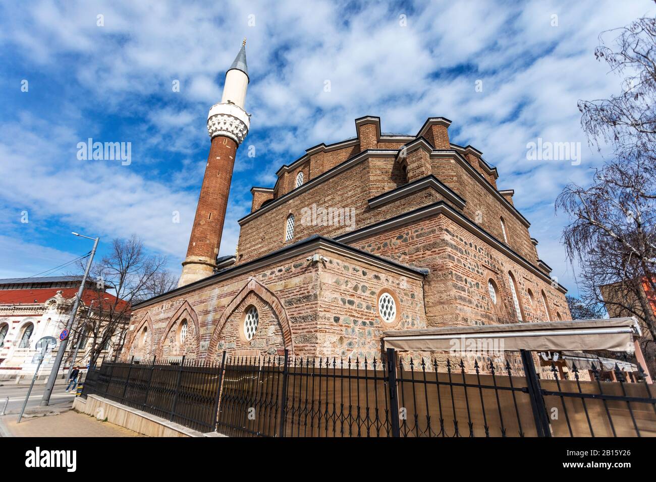 Sofia, Bulgarien - 23. Februar 2020: Die Banya Bashi-Moschee in der Nähe des archäologischen Gebiets der Alten Serdica Stockfoto