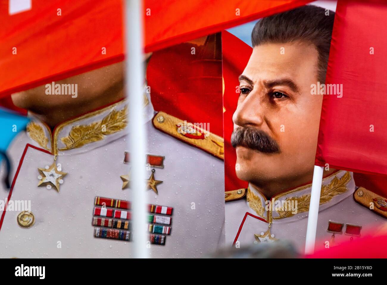 Moskau, Russland. Februar 2020 Teilnehmer einer Kundgebung und eines marsches in Zentral-Moskau anlässlich des 102. Jahrestages der Gründung der sowjetischen Roten Armee und der sowjetischen Marine. Die Leute halten Banner mit dem Porträt des sowjetischen russischen Staatschefs Josef Stalin Stockfoto