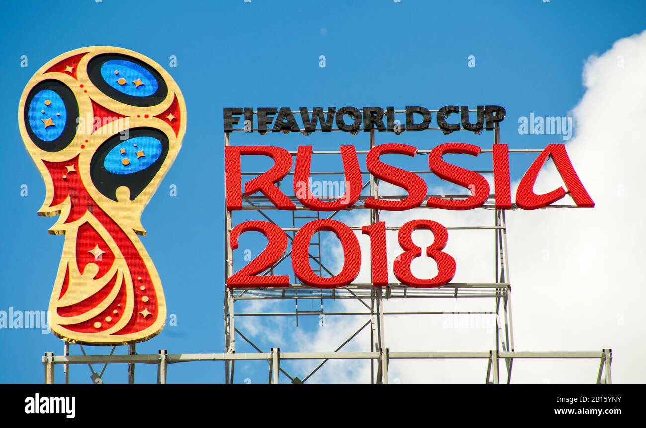 Moskau, RUSSLAND - 10. Juni 2017 Das Logo der Weltmeisterschaft RUSSLAND 2018 auf dem Dach eines hohen Gebäudes in Moskau. Stockfoto