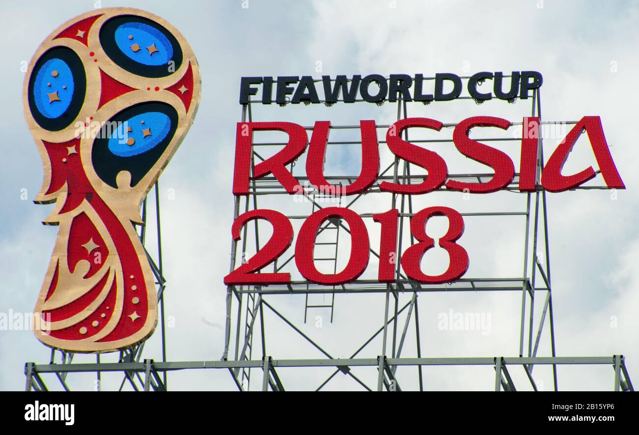 Moskau, RUSSLAND - 10. Juni 2017 Das Logo der Weltmeisterschaft RUSSLAND 2018 auf dem Dach eines hohen Gebäudes in Moskau. Stockfoto