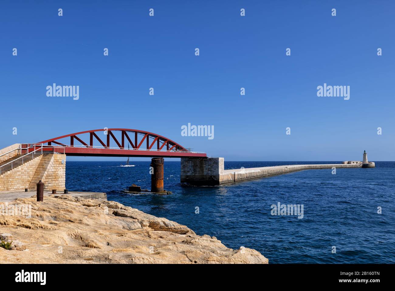 Die St Elmo Bridge oder die Breakwater Bridge, einspännige Bogenbrücke aus Stahltrassen, in Valletta, Malta Stockfoto