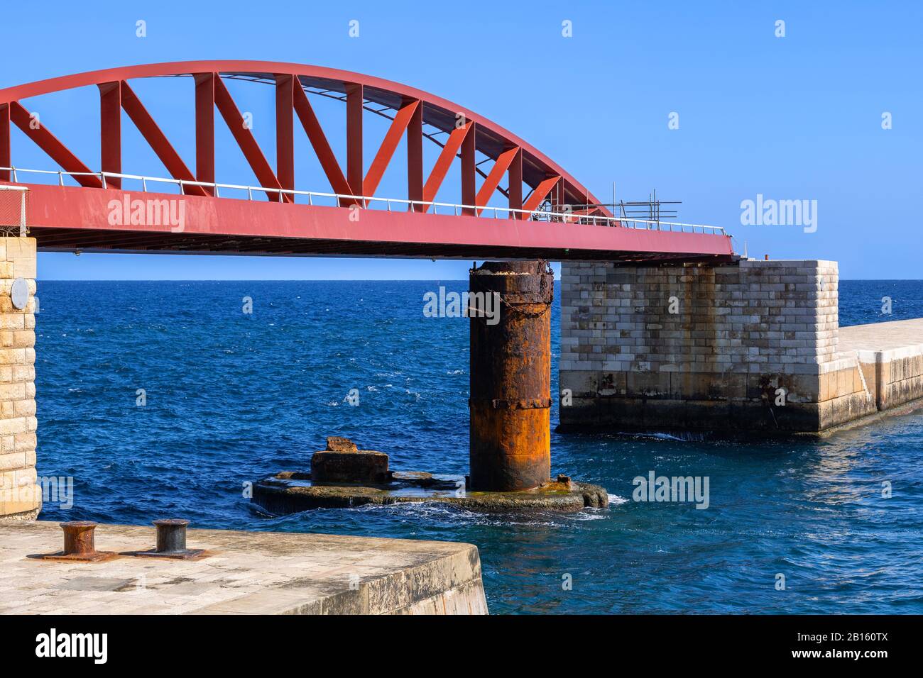Die St Elmo Bridge oder die Breakwater Bridge, einspännige Bogenbrücke aus Stahltrassen, in Valletta, Malta Stockfoto