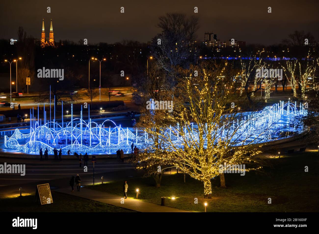 Winterbeleuchtung im Multimedia-Springbrunnen-Park nachts in der Stadt Warschau in Polen. Stockfoto