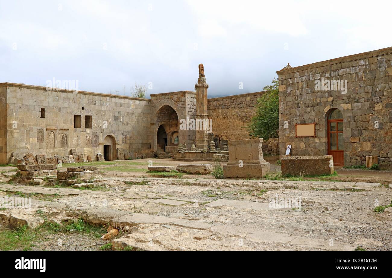 Die alte Seismographische Steinsäule Namens Gavazan im Innenhof des Tatev-Klosterkomplexes, Provinz Syunik, Armenien Stockfoto