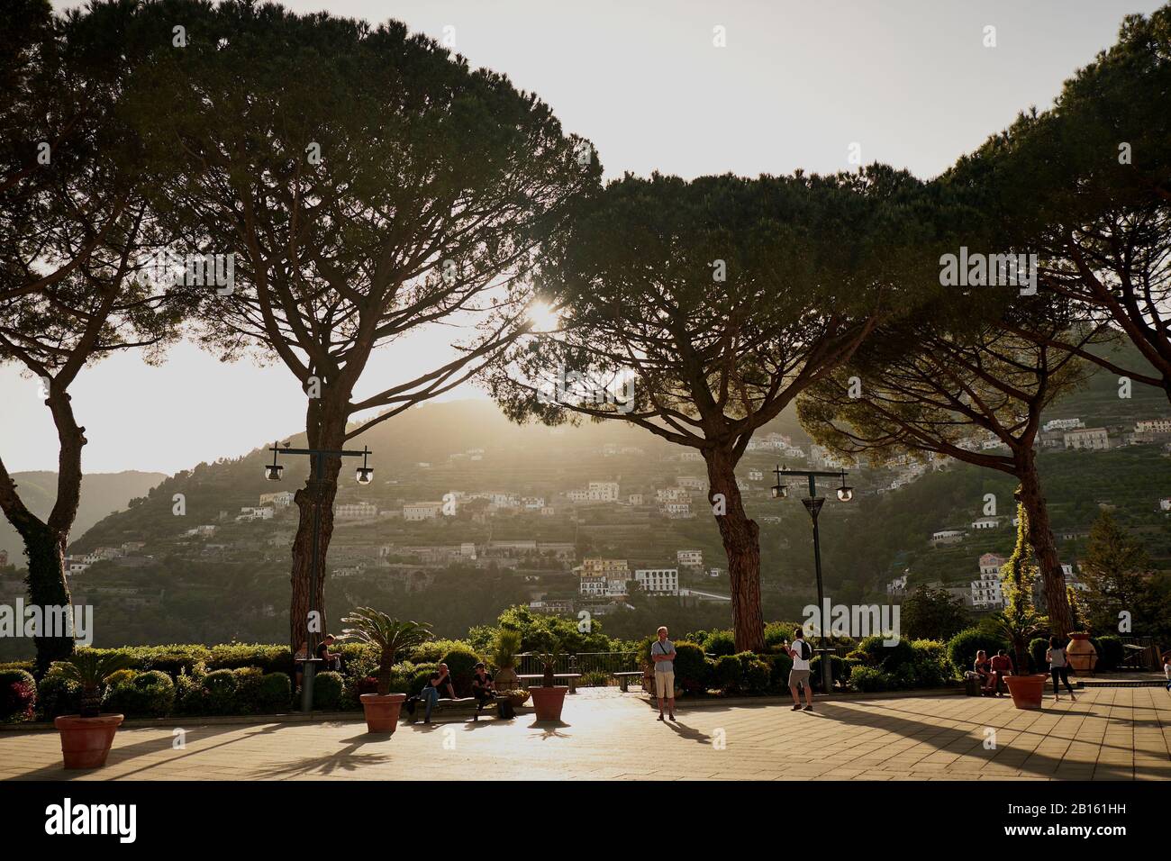 Atemberaubender Blick auf die Costiera Amalfitana von Ravello. Kampanien, Italien. Stockfoto