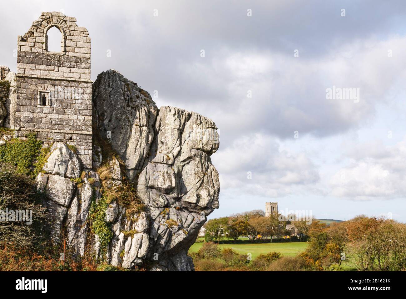 Die Ruinen der St Michaels Chapel, einer mittelalterlichen Einsiedelei auf dem Roche Rock in der Nähe von St Austell, Cornwall, Großbritannien Stockfoto