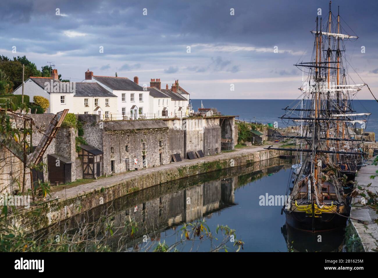 Großsegler in historischen Charlestown Hafen angedockt an der Küste von Cornwall, England Stockfoto