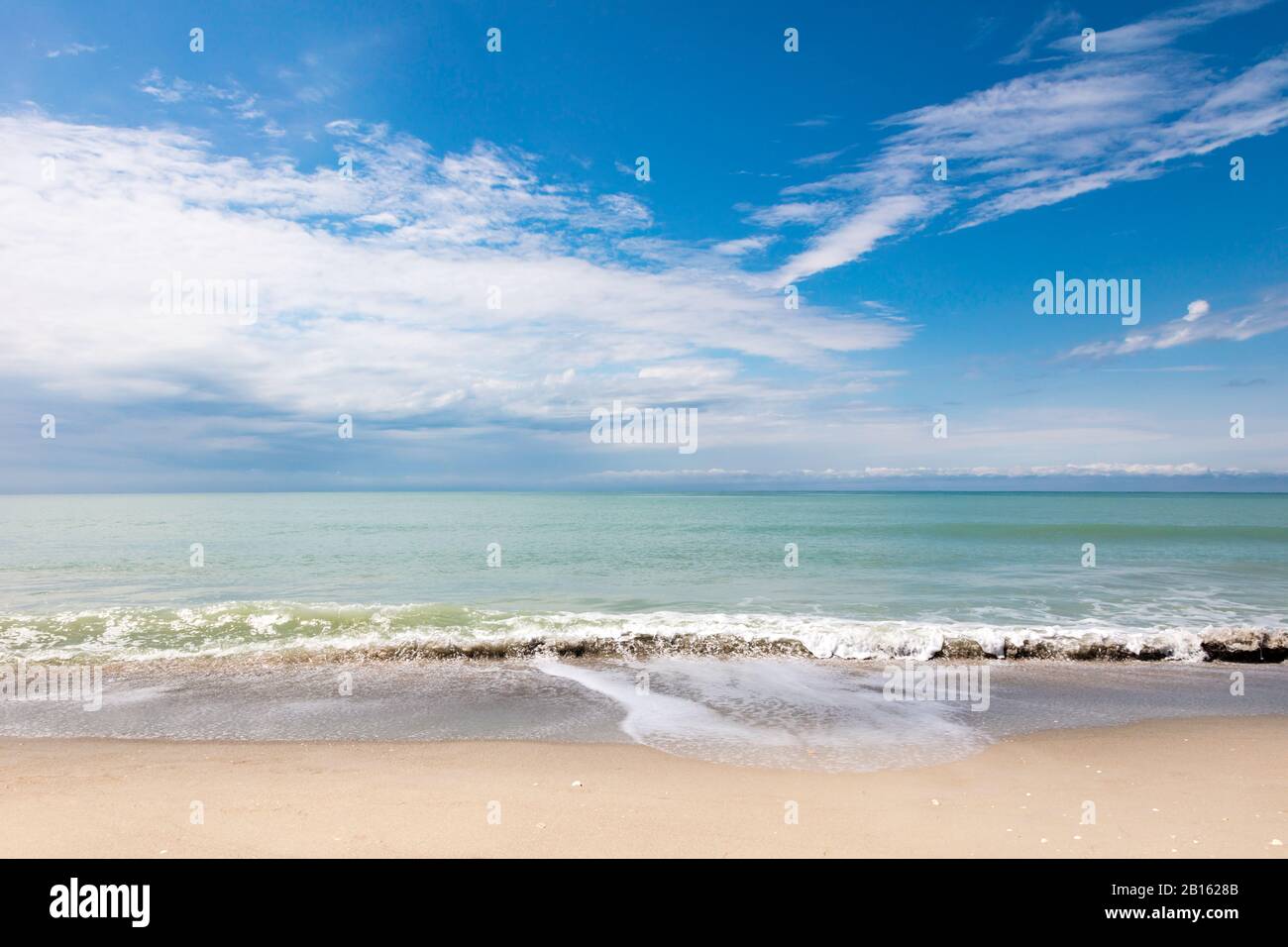 Strand von Sanibel Island mit wilder Welle und blauem Himmel, Florida, USA Stockfoto