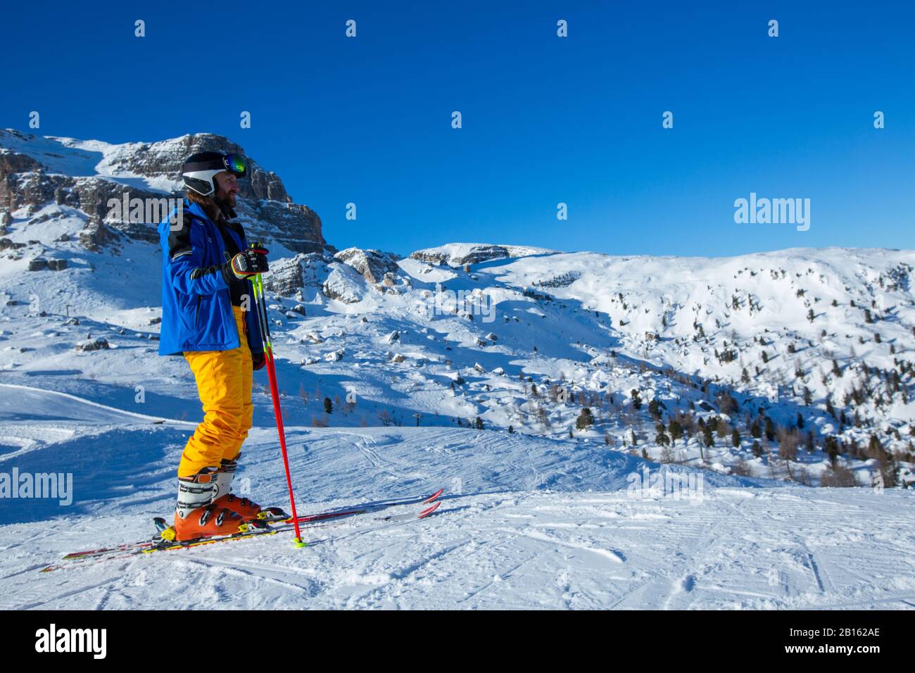 Alpine Skifahrer stehen am Hang in den Winterbergen Dolomitäten Italien in den schönen alpen Cortina d'Ampezzo Cinque torri Berggipfel berühmte Landschaftskii Stockfoto