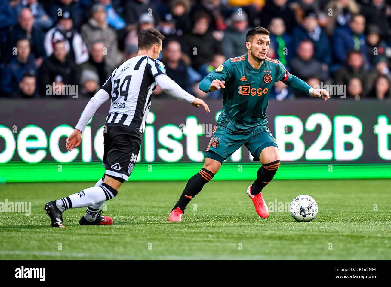 Almelo, 23-02-2020, Erve Asito Stadium, Saison 2019/2020, Niederländische Fußball-Wahlredivisie, Heracles - Almelo. Heracles-Spieler Jeff Hardeveld (L), Ajax-Spieler Dusan Tadic (R) Credit: Pro Shots/Alamy Live News Stockfoto