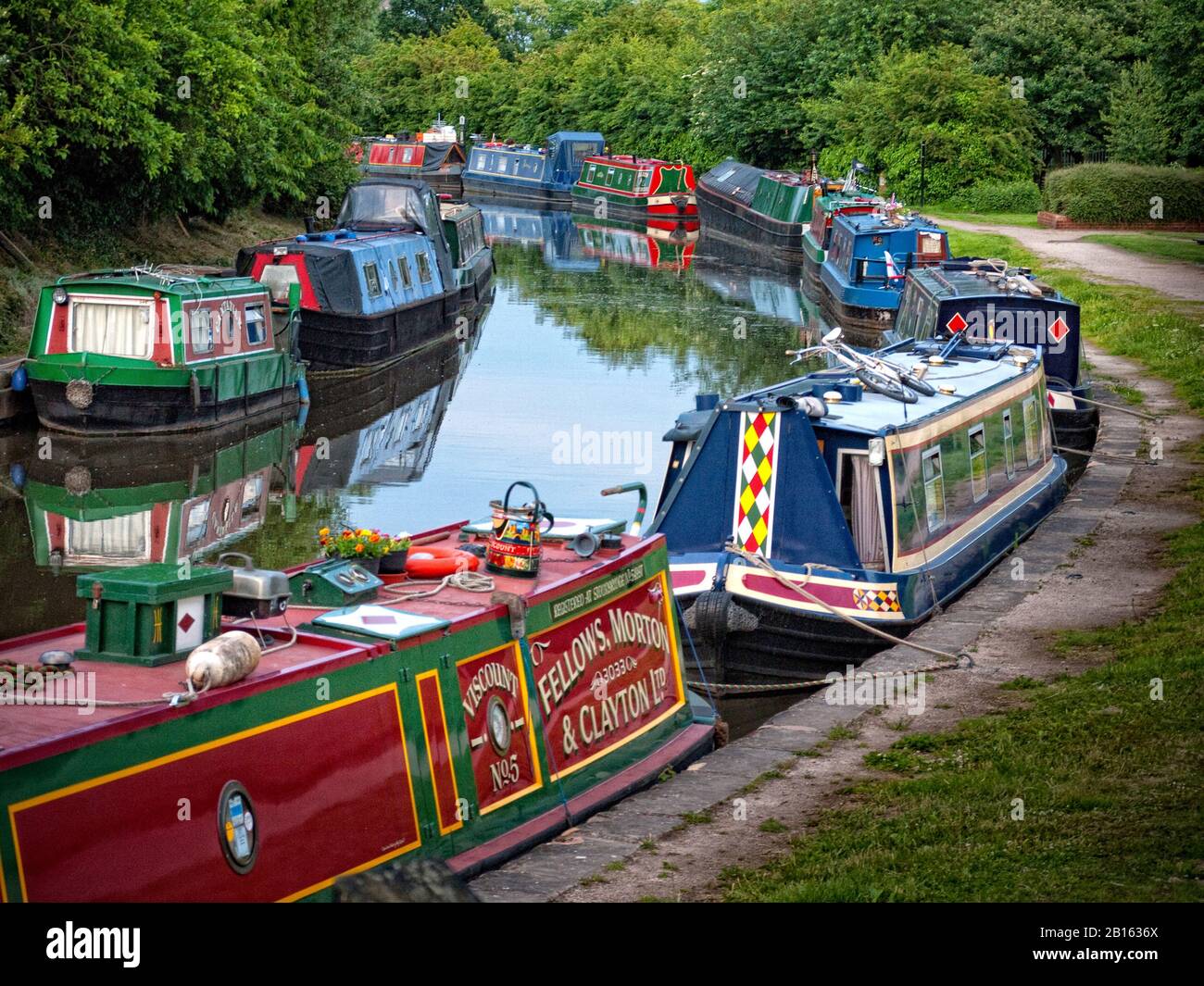 Schmalboote, die auf dem Trent und Mersey Canal in Willington, England, Großbritannien, vor Anker liegen Stockfoto