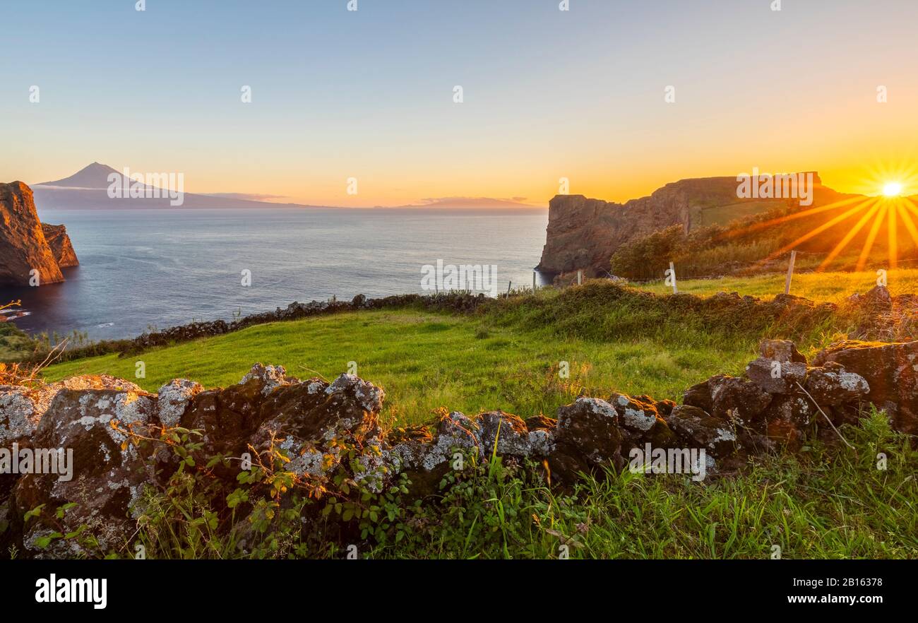 Sonnenuntergang in der Nähe von Velas, Sao Jorge, Azoren, Portugal, Iberische Halbinsel, Westeuropa Stockfoto