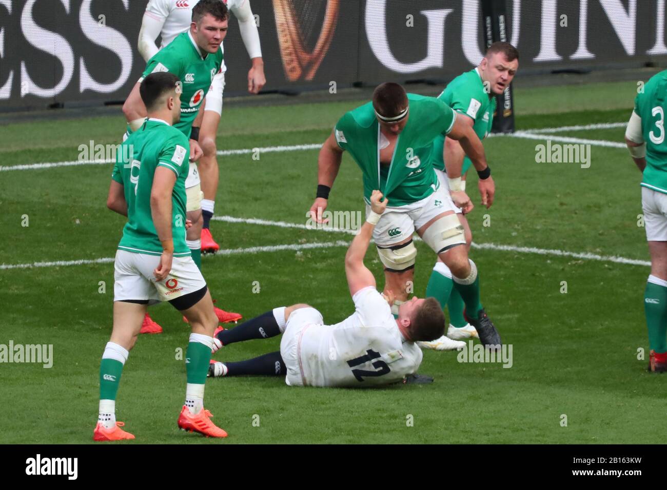 London, Großbritannien. Februar 2020. CJ Stander aus Irland und Owen Farrell aus England beteiligen sich an einer Auseinandersetzung während der Guinness Six Nations zwischen England und Irland im Twickenham Stadium, London, England am 23. Februar 2020 Credit: Action Foto Sport/Alamy Live News Stockfoto