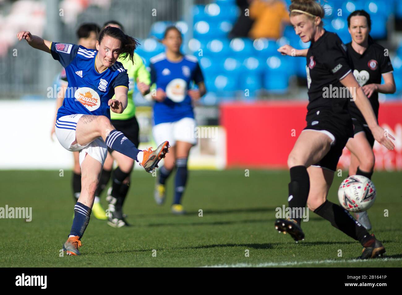 Solihull, West Midlands, Großbritannien. Februar 2020. Bristol City Frauen 1 - 0 BCFC Frauen. Abbi Grant von Birmingham City schießt auf das Tor. Kredit: Peter Lopeman/Alamy Live News Stockfoto