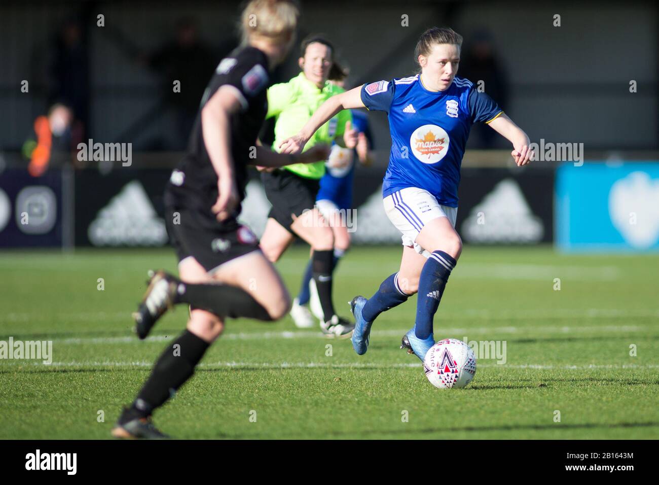 Solihull, West Midlands, Großbritannien. Februar 2020. Bristol City Frauen 1 - 0 BCFC Frauen. Harriet Scott von Birmingham City nimmt den Ball von Bristol City nach vorne. Kredit: Peter Lopeman/Alamy Live News Stockfoto