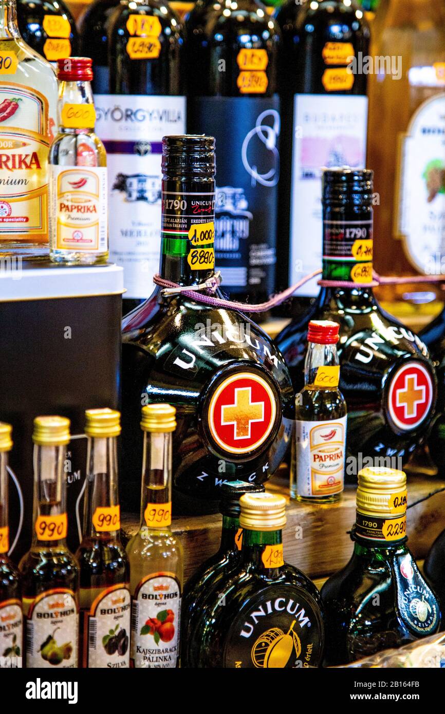 Flaschen des ungarischen Kräuterlikörs Unicum an einem Stand in der Großen Markthalle (Nagyvásárcsarnok), Budapest, Ungarn Stockfoto