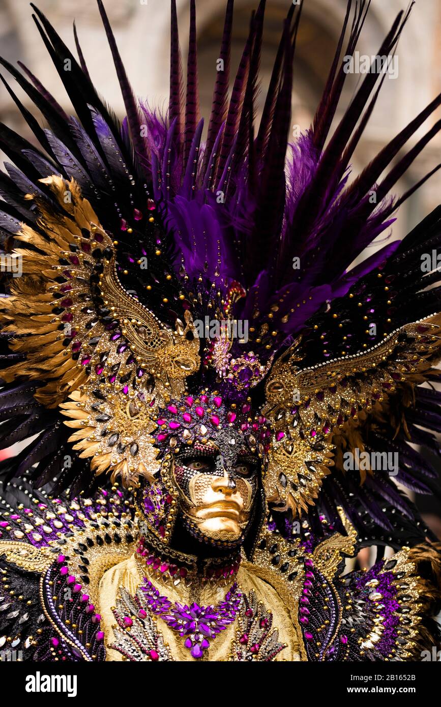 februar 2020, Venedig, Italien. Der Karneval von Venedig verbirgt den Markusplatz Stockfoto