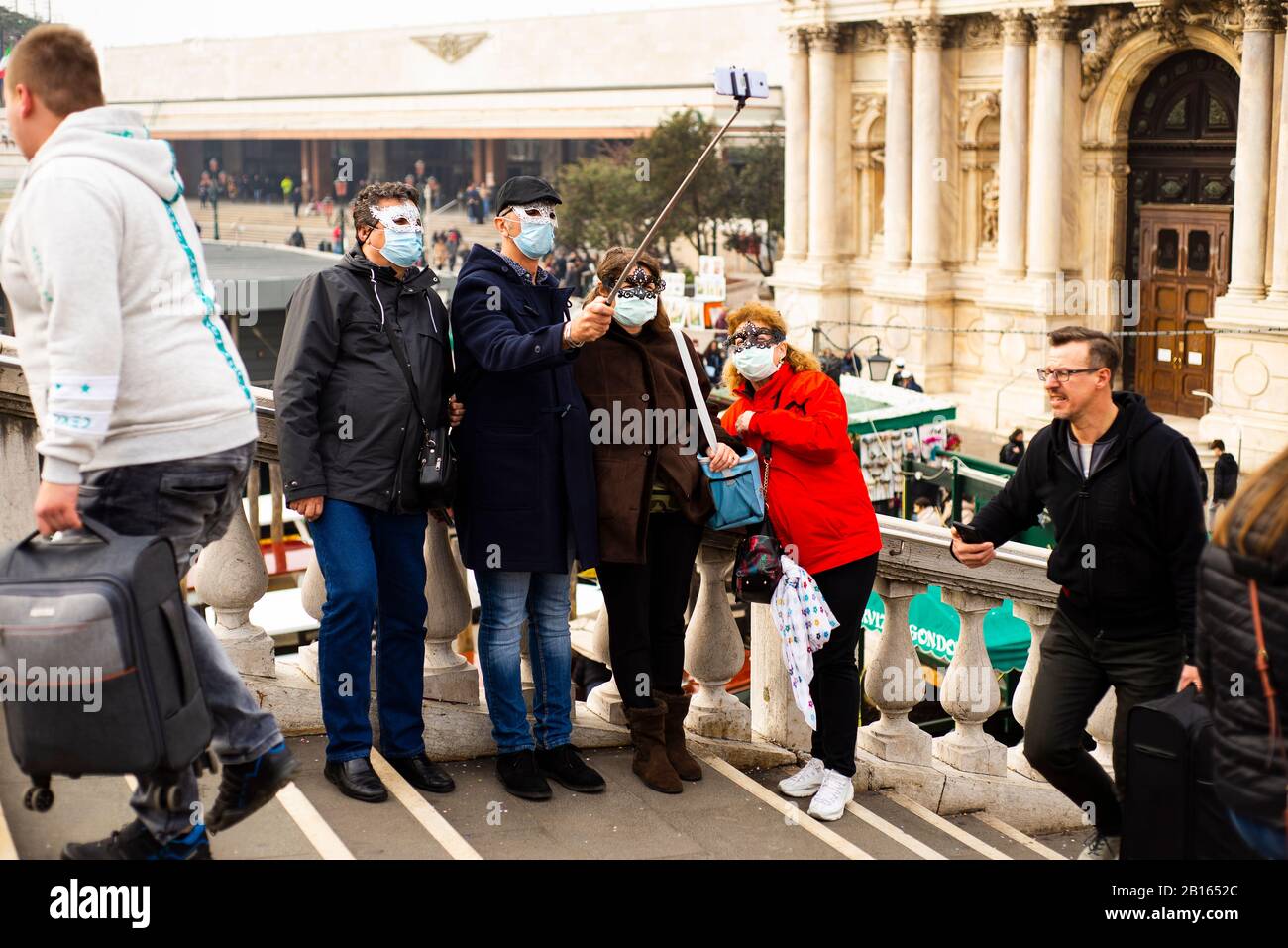 februar 2020, Venedig, Italien. Die Touristen mit chirurgischer Maske nehmen Selfies. Stockfoto