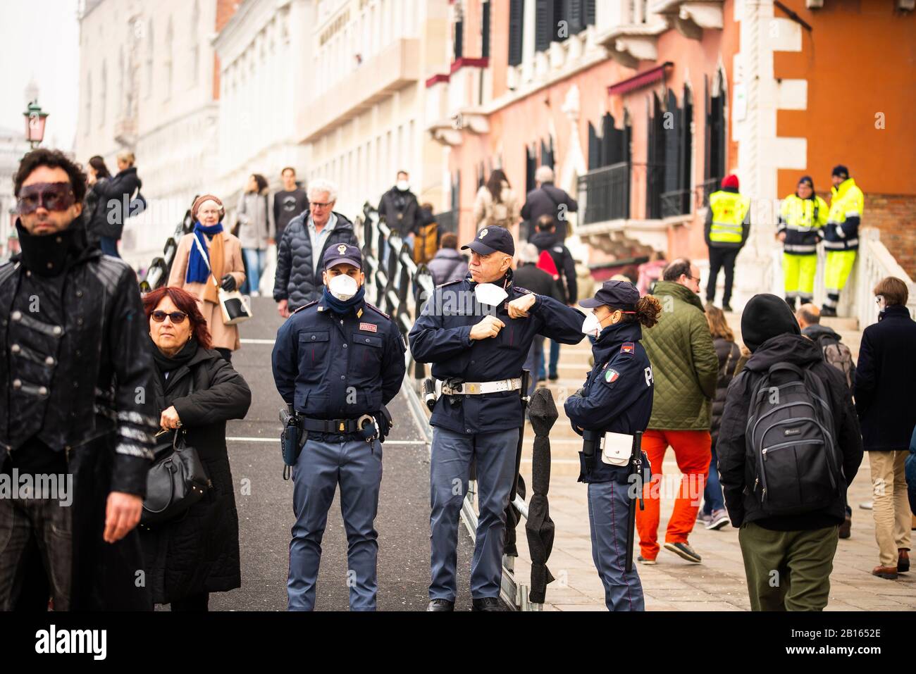 februar 2020, Venedig, Italien. Italienische Polizei mit chirurgischer Maske auf den Straßen. Stockfoto
