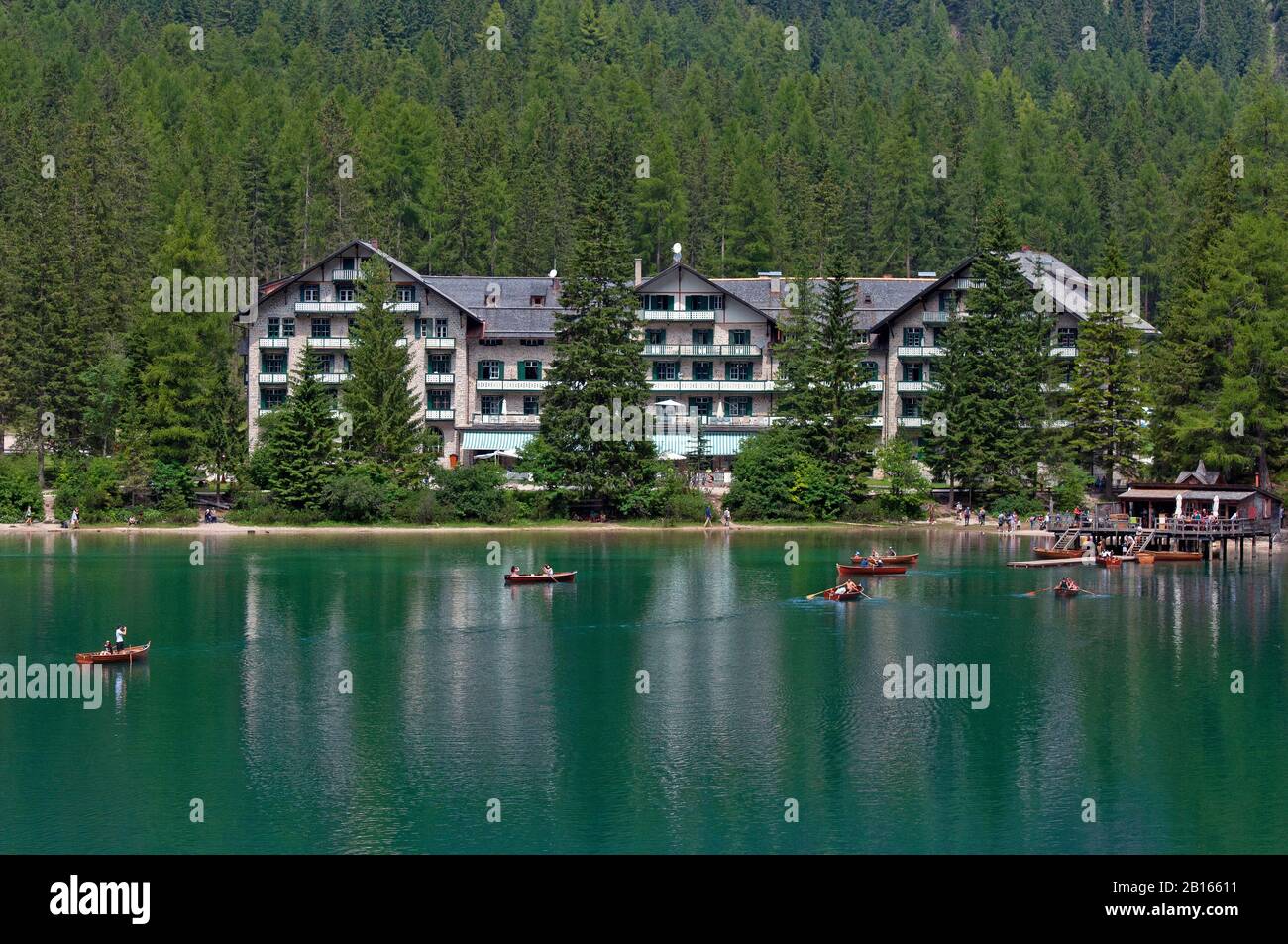 Historisches Hotel Lago di Braies (1899) am Braies Lake (Pragser Wildsee), Fanes-Senes-Braies Natural Park, Trentino Alto Adige, Italien Stockfoto