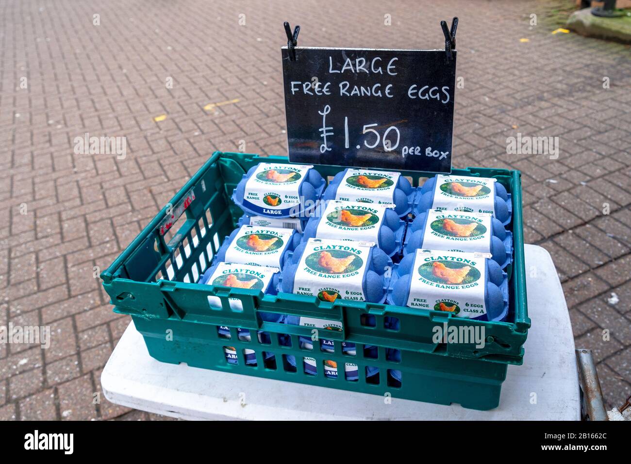 Kunststoffkiste mit Kisten oder großen Eiern aus der freien Auswahl, die in 6-er-Packungen auf einem Markt im Freien verkauft werden Stockfoto