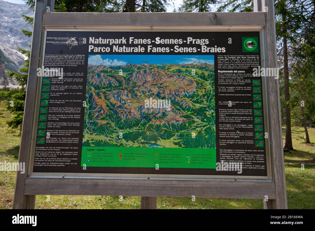 Informationstafel im Naturpark Fanes-Senes-Braies, Trentino Alto Adige, Italien Stockfoto