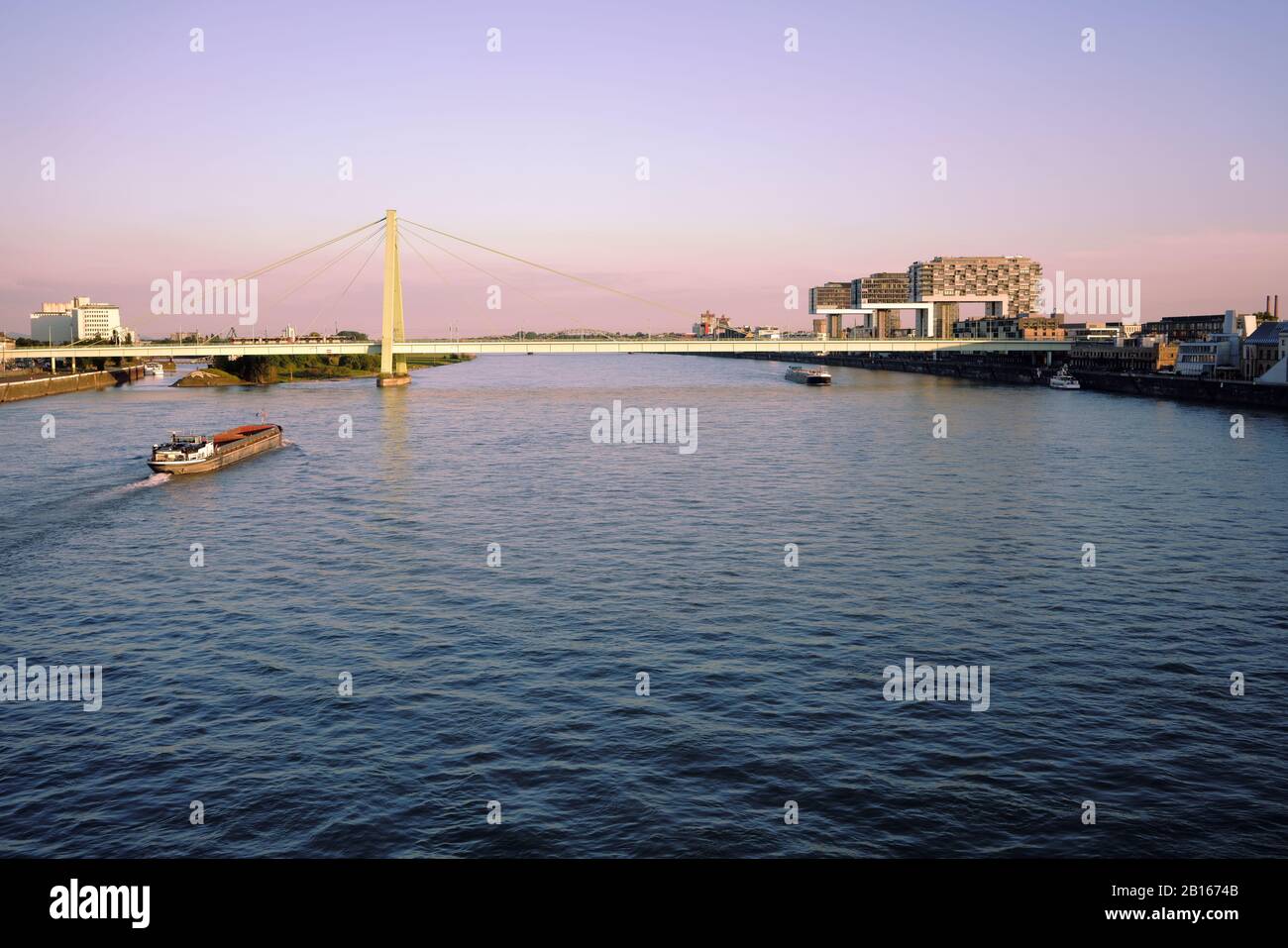 Rhein und moderne Architektur in Köln, Nordrhein-Westfalen, Deutschland. Kranhäuser und Brücke im Kölner Rheinauhafen. Stockfoto
