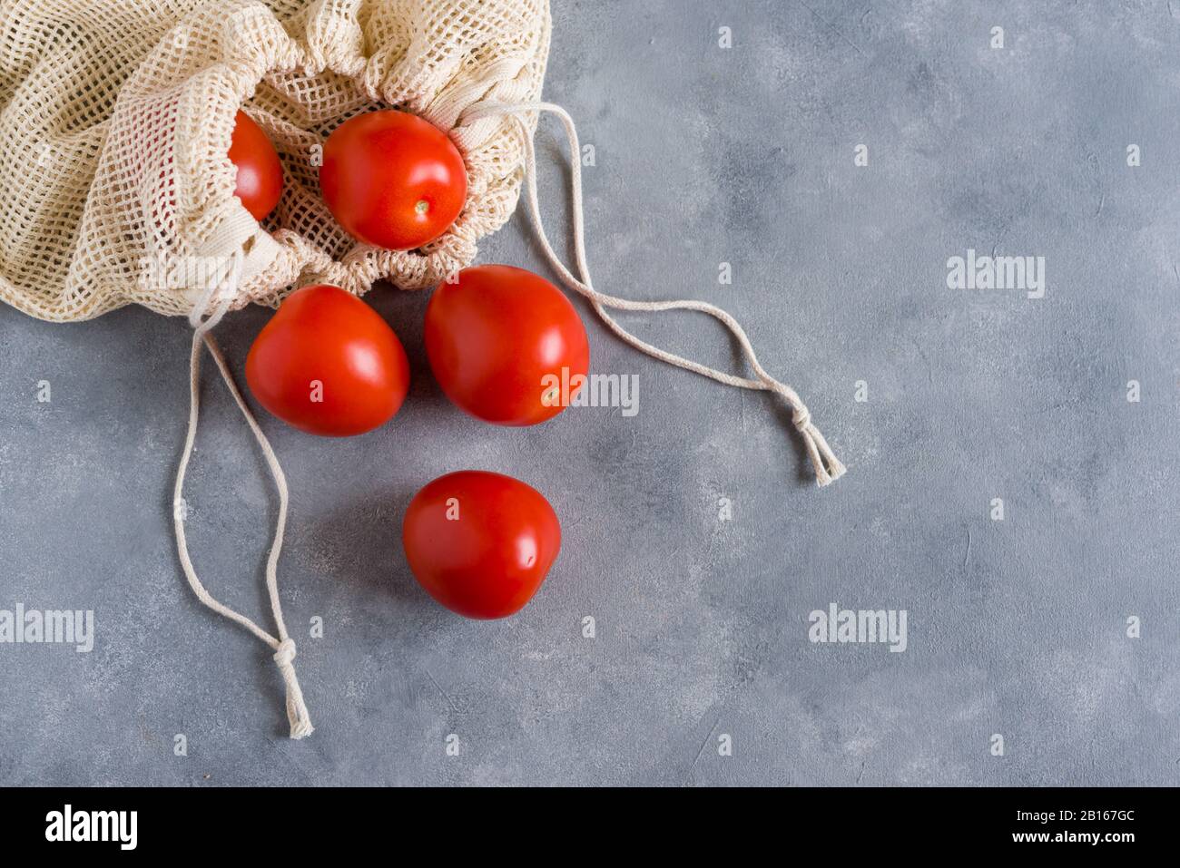 Tomaten in einer umweltfreundlichen Einkaufstasche aus Baumwolle. Kein Abfallkonzept Stockfoto
