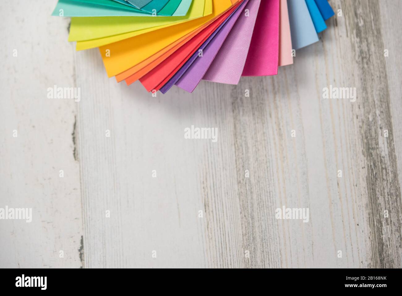 Bunte Stapel von Probentestfeldern für Farbe oder Stoff in Spectrum Regenbogenfarben mit leerem Raum für Text oder Kopie. Stockfoto