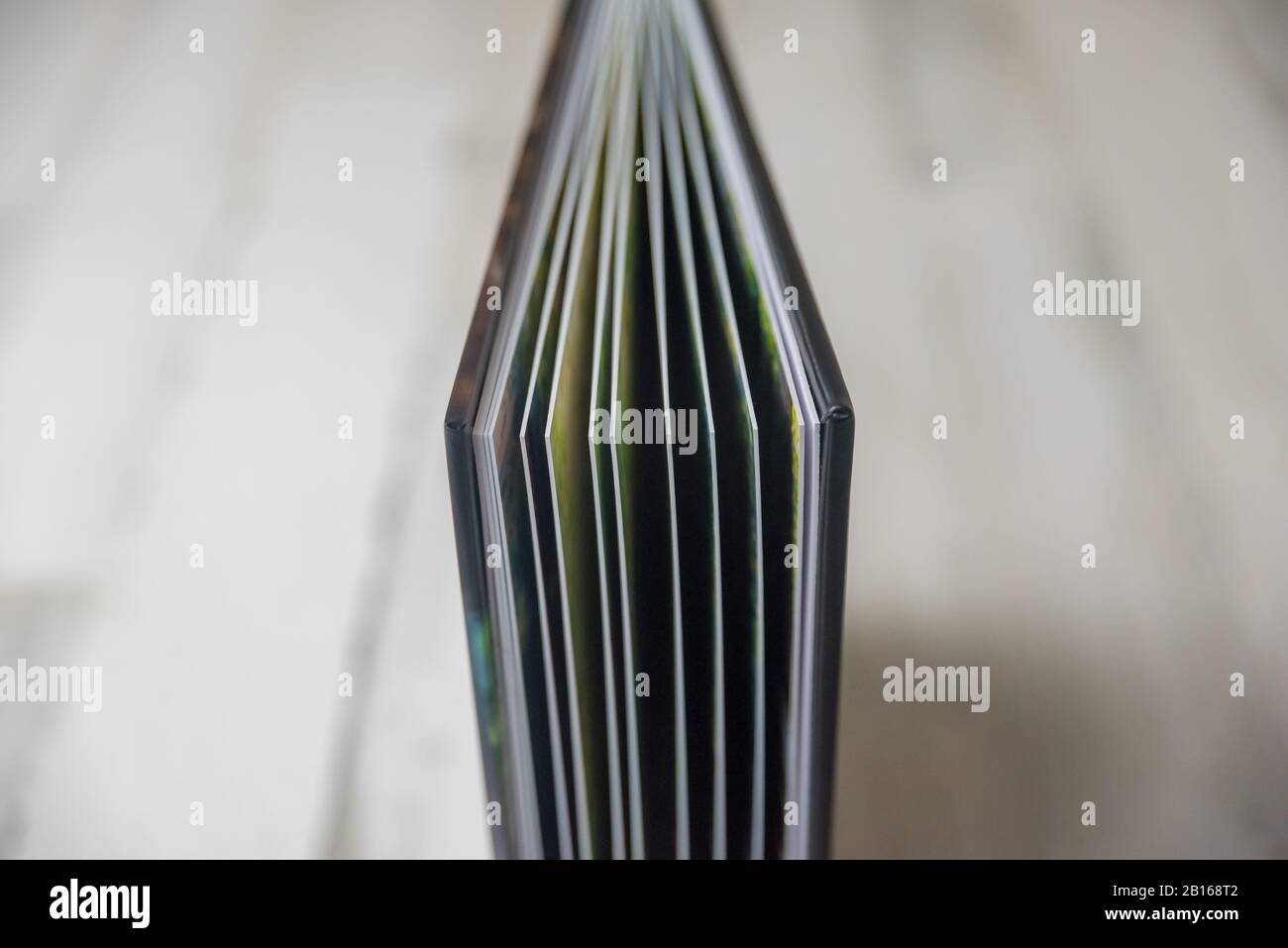 Seitenansicht Nahaufnahme von dicken und starren Hochzeitsseiten in einem Buch. Leerer Raum für Text oder Kopie. Stockfoto